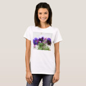 Stiefmütterchen und Lobeln auf alter Handschrift T-Shirt (Vorne ganz)