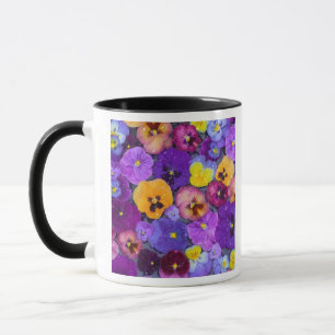 Stiefmütterchenblüten schwimmend im Vogelbad mit T Tasse