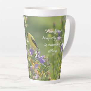 Stieglitz auf einer Glockenblumenblüte       Milchtasse