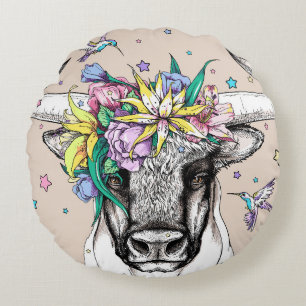 Stier aus niedlichem Cartoon in einem Blumenkranz. Rundes Kissen