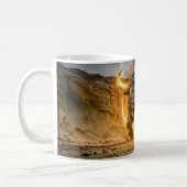 Stier-Sternzeichen mit Krieger führt ein feuriges Kaffeetasse (Links)