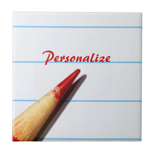 Stift des roten Lehrers auf gestrichenem Papier mi Fliese