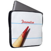 Stift des roten Lehrers auf gestrichenem Papier mi Laptopschutzhülle (Vorne Rechts)