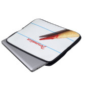 Stift des roten Lehrers auf gestrichenem Papier mi Laptopschutzhülle (Vorne Knopf)