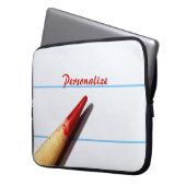 Stift des roten Lehrers auf gestrichenem Papier mi Laptopschutzhülle (Vorderseite Links)