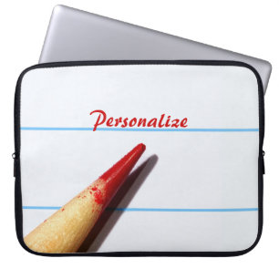 Stift des roten Lehrers auf gestrichenem Papier mi Laptopschutzhülle