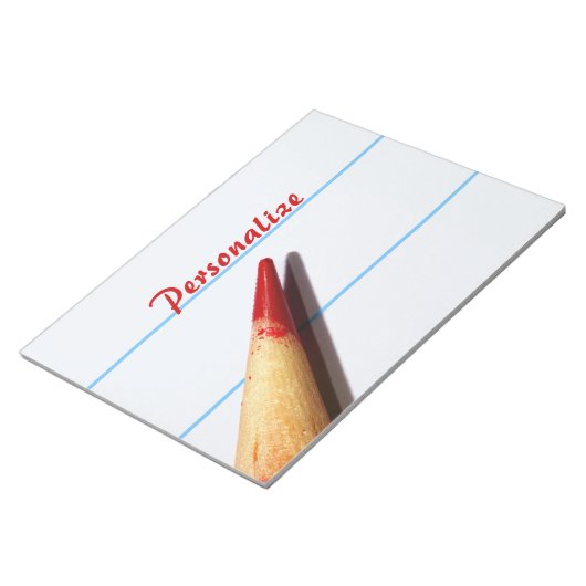 Stift des roten Lehrers auf gestrichenem Papier mi Notizblock (angewinkelt)