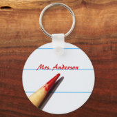 Stift des roten Lehrers auf gestrichenem Papier mi Schlüsselanhänger (Vorderseite)