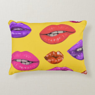 Stil der 80er Jahre: buntes Lippenmuster. Dekokissen