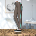 Stilbraun Leggings mit blauem Seitenstreifen<br><div class="desc">Diese eleganten und komfortablen braunen Leggings mit einem kühnen blauen Streifen ergänzen Ihren lässigen Kleiderschrank. Sie sind sowohl für Fitness als auch für Mode konzipiert und zeichnen sich durch eine geschmackvolle Passform und einen auffälligen Stil aus. Egal ob Sie im Fitnesscenter trainieren oder Sport treiben, diese Leggings bieten die perfekte...</div>