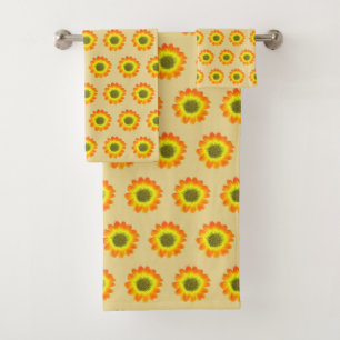 Stilechte orangefarbene Blumen auf hellbeigem Hint Badhandtuch Set