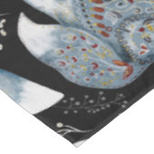 Stilisierte blaue Füchse mit aufwendigen floralen  Tischdecke (Schrägansicht)