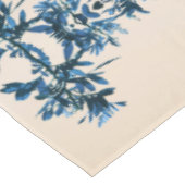 Stilisierte Blue Pepper Tree Blätter in hellbeige Tischdecke (Schrägansicht)
