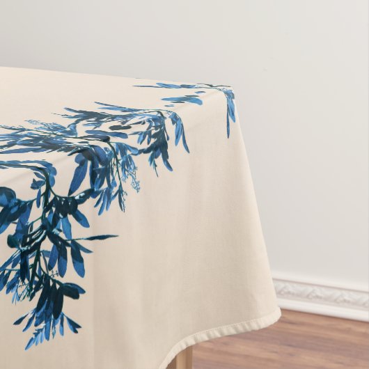Stilisierte Blue Pepper Tree Blätter in hellbeige Tischdecke (Beispiel)
