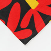 Stilisierte Blume - Rot, Gelb und Schwarz Fleecedecke (Ecke)