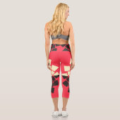 Stilisierte Blume: Schwarzes Rotes Elfenbein Capri Leggings (Rückseite)