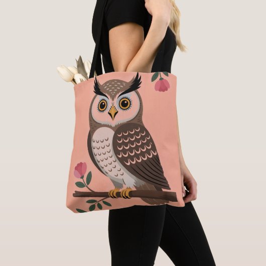 Stilisierte braune Eule auf einem Ast mit rosa Blü Tasche (Von Nahem)