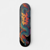 Stilisierte Graffiti Dragon Mural mit Bold 'RISE' Skateboard (Vorne)