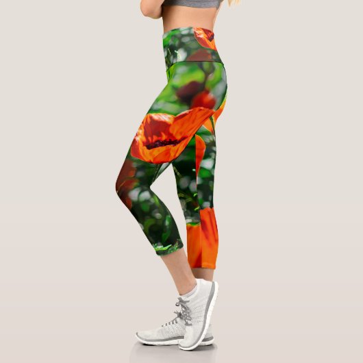 Stilisierte Red Poppy Blume Garden Pattern Capri Leggings (Links)
