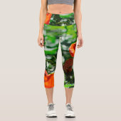 Stilisierte Red Poppy Blume Garden Pattern Capri Leggings (Vorderseite)