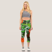 Stilisierte Red Poppy Blume Garden Pattern Capri Leggings (Vorderseite)