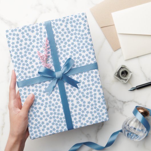 Stilisierte Vergissmeinnicht-Blumen auf Weiß Geschenkpapier (Schenken)