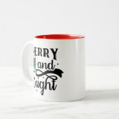 Stilistisch mit "Merry & Bright" Weihnachten Zweifarbige Tasse (Vorderseite Links)