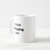 Still Debugging Life Mug – Funny Coder Gift, Devel Kaffeetasse (Vorderseite Links)