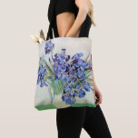 Still Life Vase mit Irisch von Vincent van Gogh Tasche<br><div class="desc">Schöne Tote-Taschen im Überdruck! Erhältlich in zwei Stilen und zwei Größen! Stillleben: Vase mit Iren von Vincent van Gogh ist ein Vintager Post-Impressionismus der schönen Kunst noch Leben florale Natur Malerei. Ein Bouquet lavender bärtigen Iris-Blume aus einem Frühlingsgarten. Die Vase ist wie ein Krug geformt und voll von Liebe und...</div>