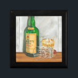 Still Life with Scotch von Jennifer Goldberger Erinnerungskiste<br><div class="desc">Drück dein Glas auf dieses realistische Stillleben Gemälde von Jennifer Goldberger. Man kann sich fast vorstellen,  in das Stück zu greifen und ein Glas für sich selbst zu packen. Holen Sie sich noch heute Ihr Exemplar!</div>