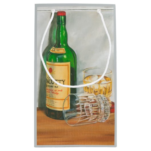 Still Life with Scotch von Jennifer Goldberger Kleine Geschenktüte (Rückseite)