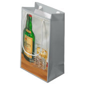 Still Life with Scotch von Jennifer Goldberger Kleine Geschenktüte (Rückseite Schrägansicht)