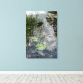Still Reflections – Tranquil Lily Pad Pond Leinwanddruck (Insitu (Holzboden))