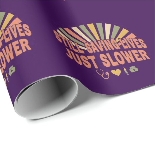 Still Saving Lives Just Slower Funny Retired Nurse Geschenkpapier (Rolleneckpunkt)