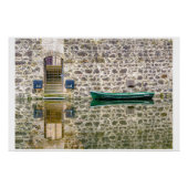 Stille Begegnung – Boot vor alter Mauer Poster (Vorderseite)