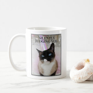 Stille Beurteilung Ihrer Niedlichen Katze in rosa  Kaffeetasse