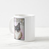 Stille Beurteilung Ihrer Niedlichen Katze in rosa Kaffeetasse (Vorderseite Links)