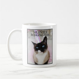 Stille Beurteilung Ihrer Niedlichen Katze in rosa  Kaffeetasse