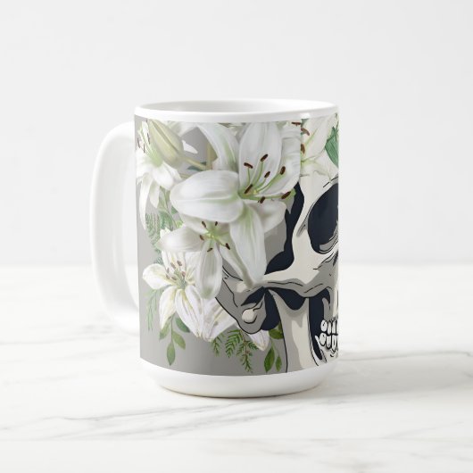 Stille Blüte: Schädel und weiße Lilien Kaffeetasse (Vorderseite Links)