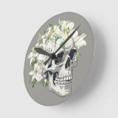 Stille Blüte: Schädel und weiße Lilien Runde Wanduhr (Winkel)