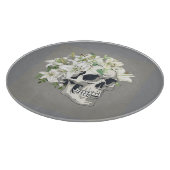 Stille Blüte: Schädel und weiße Lilien Schneidebrett (Ecke)