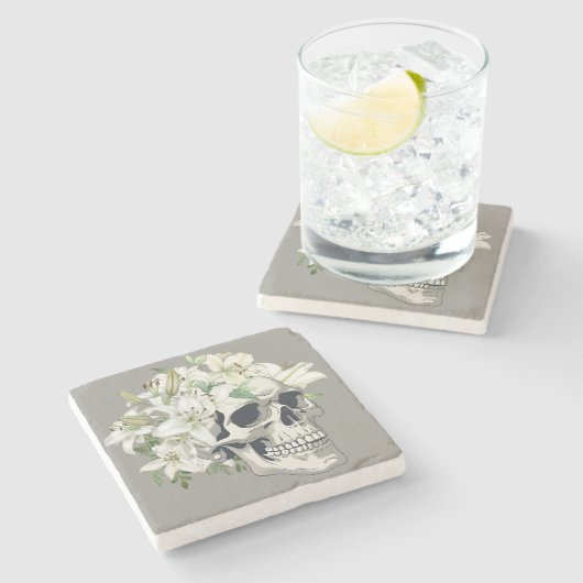 Stille Blüte: Schädel und weiße Lilien Steinuntersetzer (Seitenansicht)