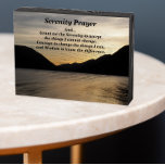 Stille Gebetslandschaft Sonnenuntergang Holzkisten Schild<br><div class="desc">Schwarz gemalt,  Holzkastenschild zum Aufhängen oder stehend,  das das dramatische,  landschaftliche Foto des Sonnenuntergangs hinter den Bergen und einem See mit den inspirierenden Worten des Serenity Gebet zeigt. Eine schöne Dekoration für die Zuhause,  die ein nachdenkliches Geschenk für Freunde und Familie macht!</div>