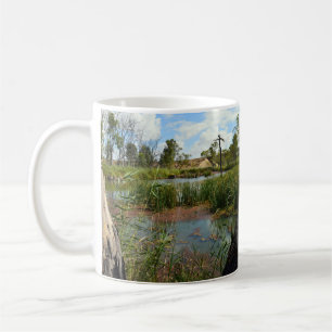 Stille Idylle: Ein grüner Frosch auf Schilf im Sum Kaffeetasse