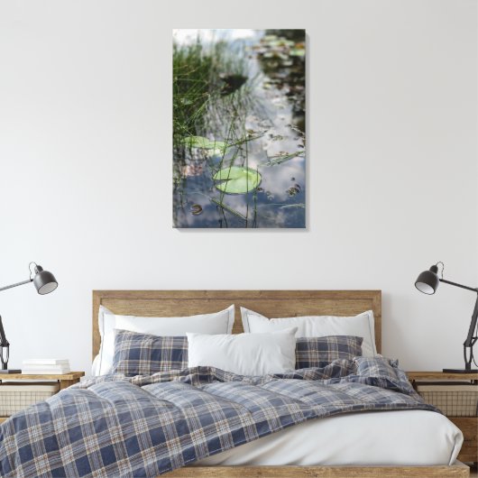 Stille Reflexionen – Ruhiger Seerosenteich Leinwanddruck (Insitu (Schlafzimmer))