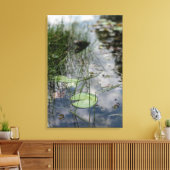 Stille Reflexionen – Ruhiger Seerosenteich Leinwanddruck (Insitu (Wohnzimmer))
