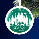 Stille Schneeflocken in der Nacht Ornament Aus Glas<br><div class="desc">Weihnachtsglasverzierung mit weißen Kiefern-Silhouetten mit Schneeflocken und einem Pferd gezeichnet Schlitten auf grünem Hintergrund,  mit dem Wortlaut Stille Nacht in handgeschriebener Schrift.</div>