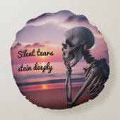 Stille Tränen färben tief | Rundes Kissen (Rückseite)