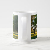 Stille Zeit mit einem großen Baum  Jumbo-Tasse (Rückseite)