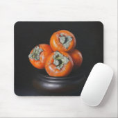 Stilleben mit Kakis auf schwarzem Hintergrund Mousepad (Mit Mouse)